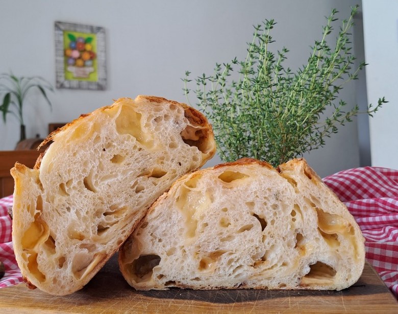 Pão de fermentação natural com provolone, aberto ao meio, miolo alveolado