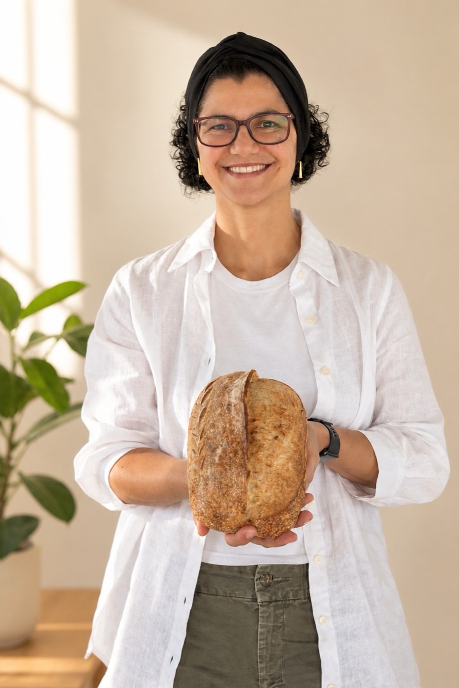 Marcela Miranda segurando um pão recém-assado da DuTrigo